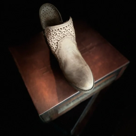 🤑 Circle G Women's Brown Laser-Cut Ankle Boot with Side Zip - Picture 5 of 5